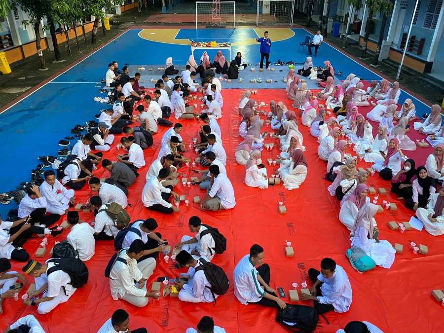 Siswa dan Guru Baper Saat Pesantren Ramadan